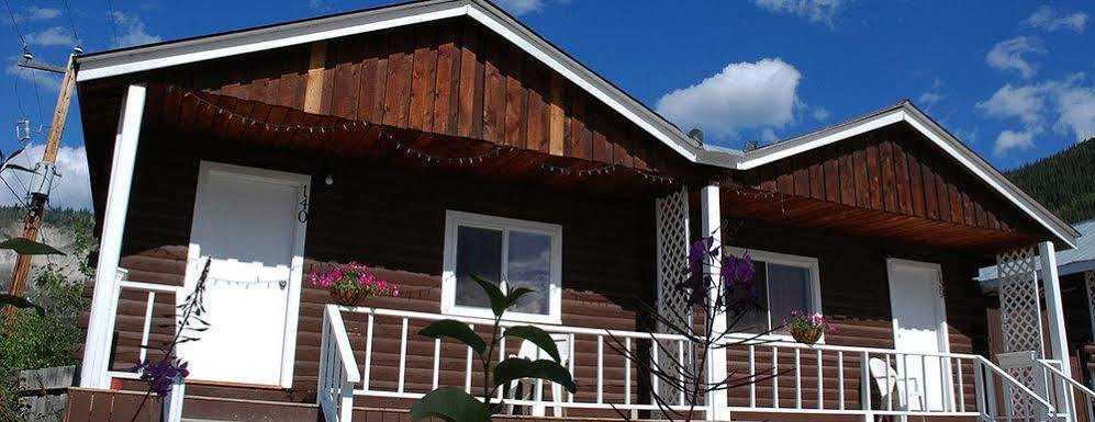 Triple J Hotel Dawson City Esterno foto